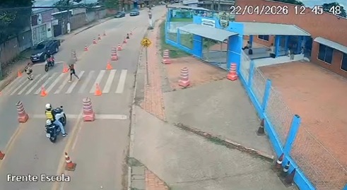 aluna é atropelada na faixa em frente a colégio militar