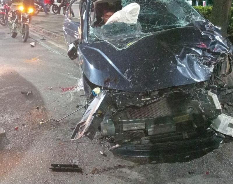 Grave acidente deixa três feridos e destrói carro em Manaus