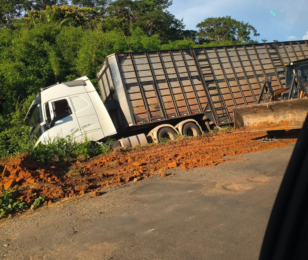 Carreta sai da pista na BR-364 após motorista perder o controle no interior do Acre