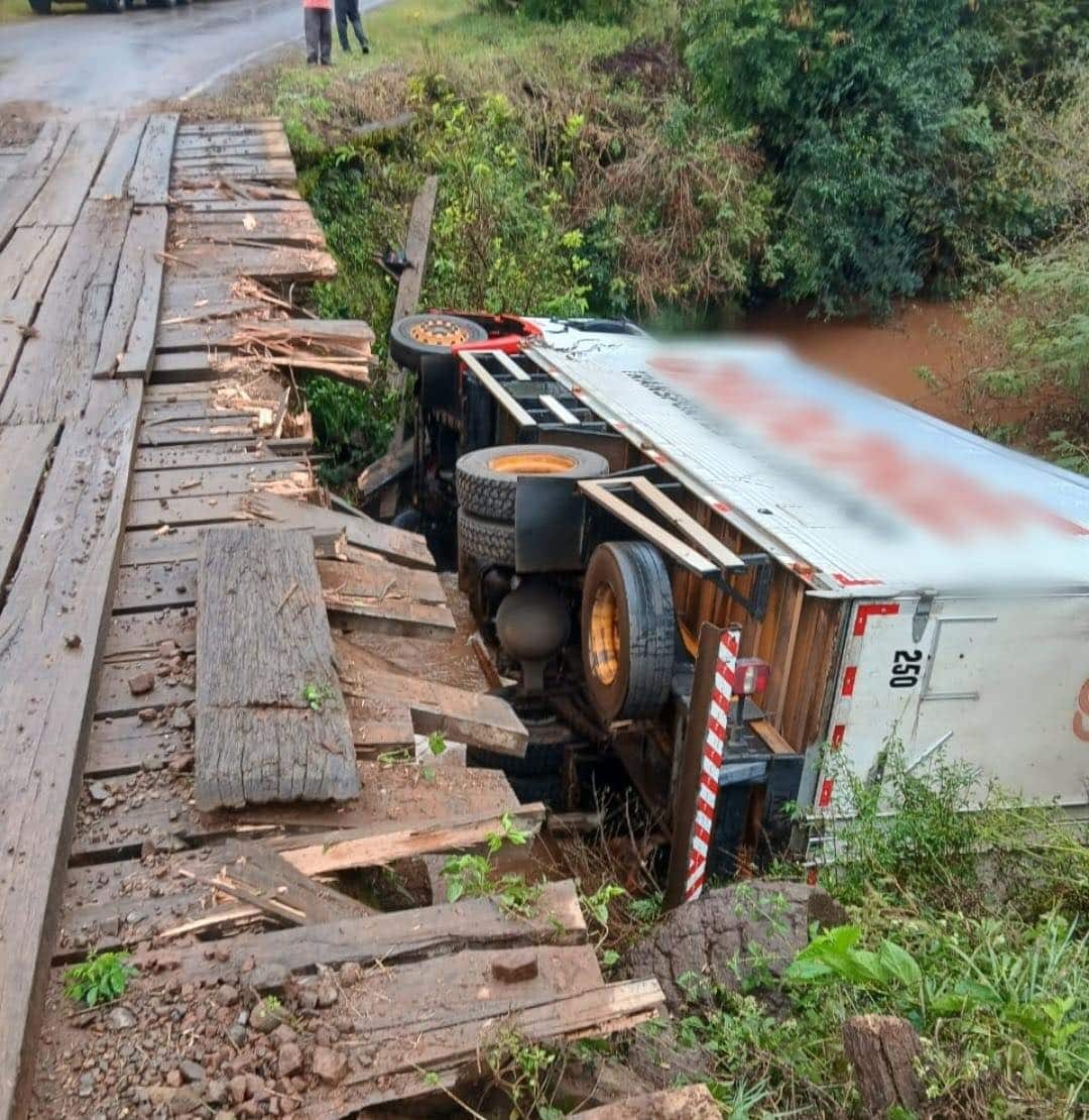 Vídeo registra momento em que caminhão cai de ponte no Rio Grande do Sul