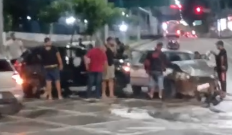 carros se envolvem em acidente e causa lentidão na Constantino Nery