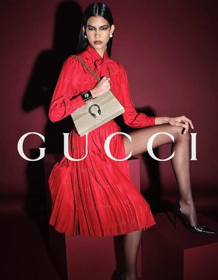 Modelo acreana posa para a Gucci, em Milão