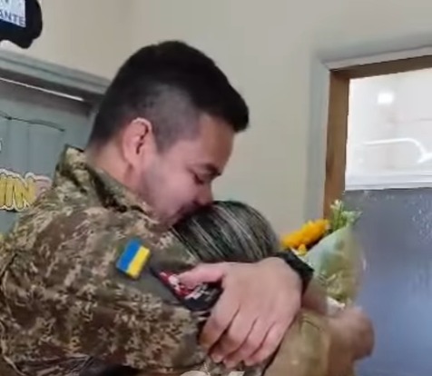Acreano retorna da guerra na Ucrânia e emociona mãe em reencontro