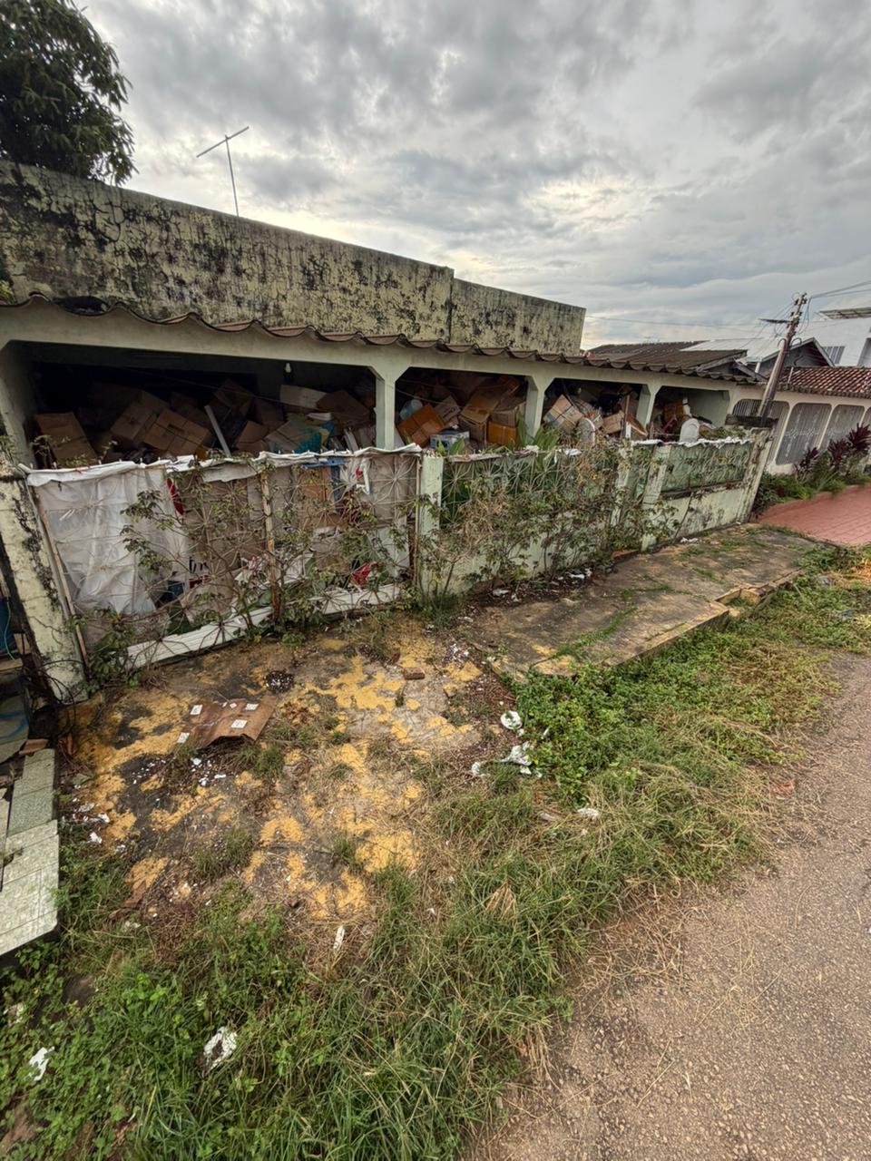 Moradores denunciam insalubridade causada por acumulador