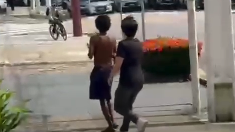 Estudantes de direito agridem homem em situação de rua com arma de choque