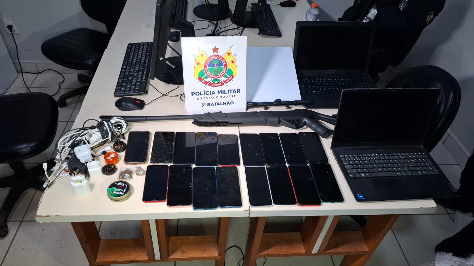 Polícia reage a tiros, prende dupla e apreende arma artesanal