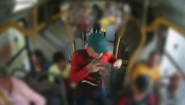 PC-AM divulga imagens de trio que assaltou ônibus em Manaus
