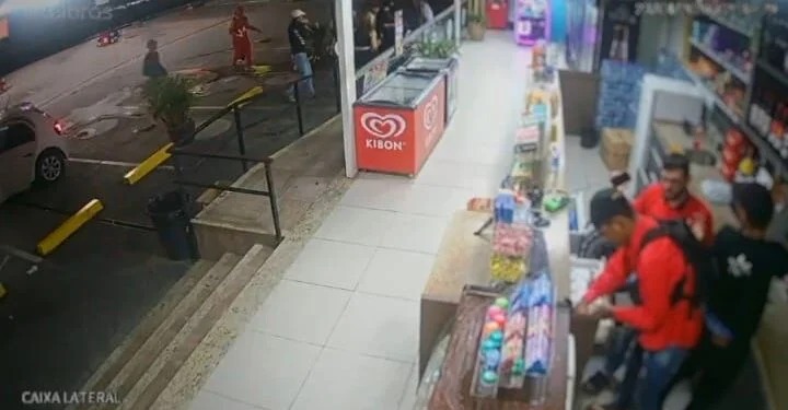 quadrilha rouba clientes e funcionários de conveniência em Manaus