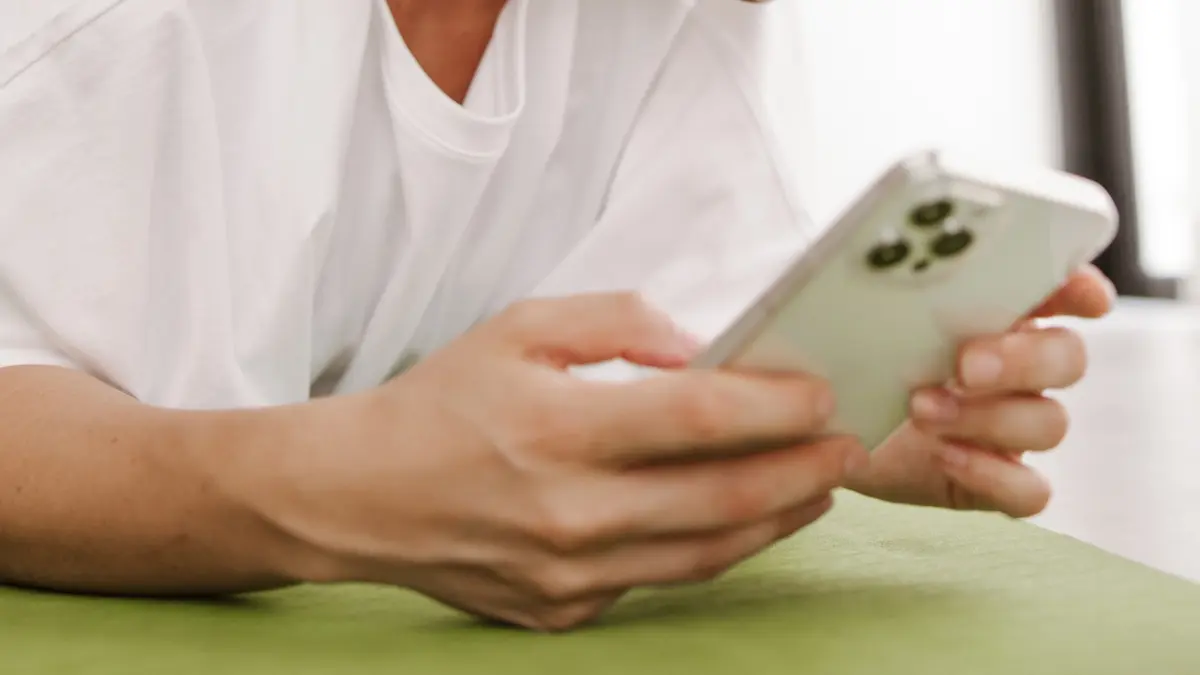 Mulher em surto que estava com carimbo médico falso em Aparecida pode ter atendido pacientes