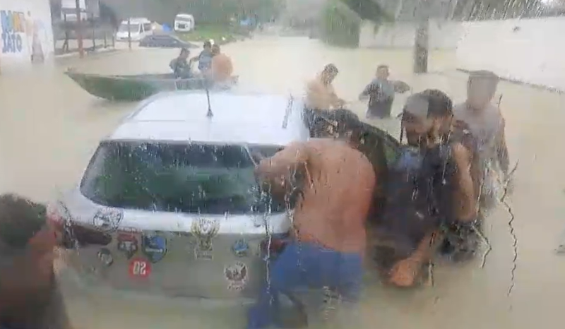 avenida de Manaus vira ‘rio’ com carro preso e canoa ‘navegando’