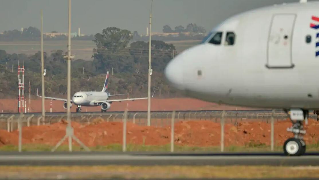 Governo zera imposto sobre combustível de aviões para segurar passagens