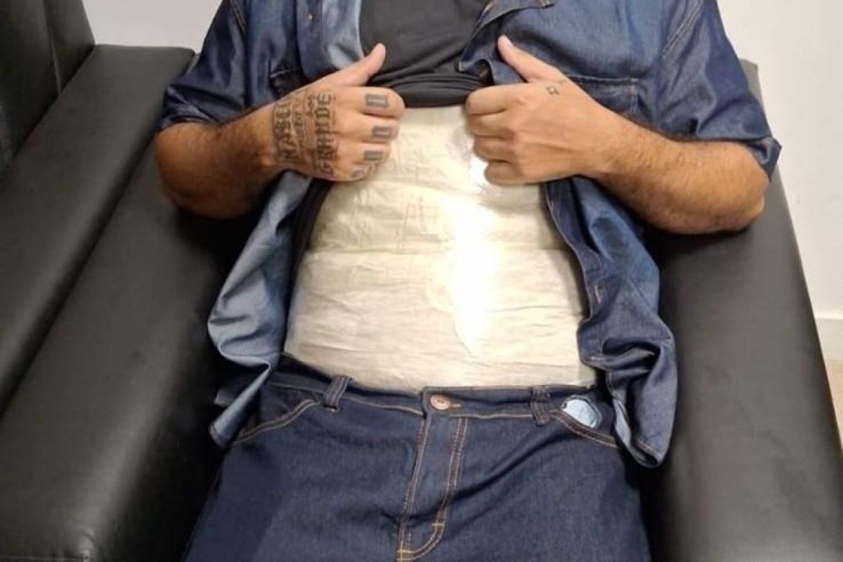 Homem é preso com cocaína no corpo em aeroporto de VG…