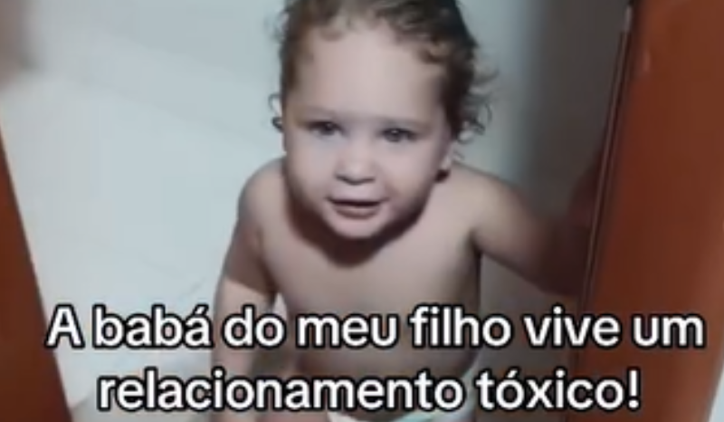 Criança não dá trégua à babá nem no banheiro e vídeo viraliza: “Oi, tia”