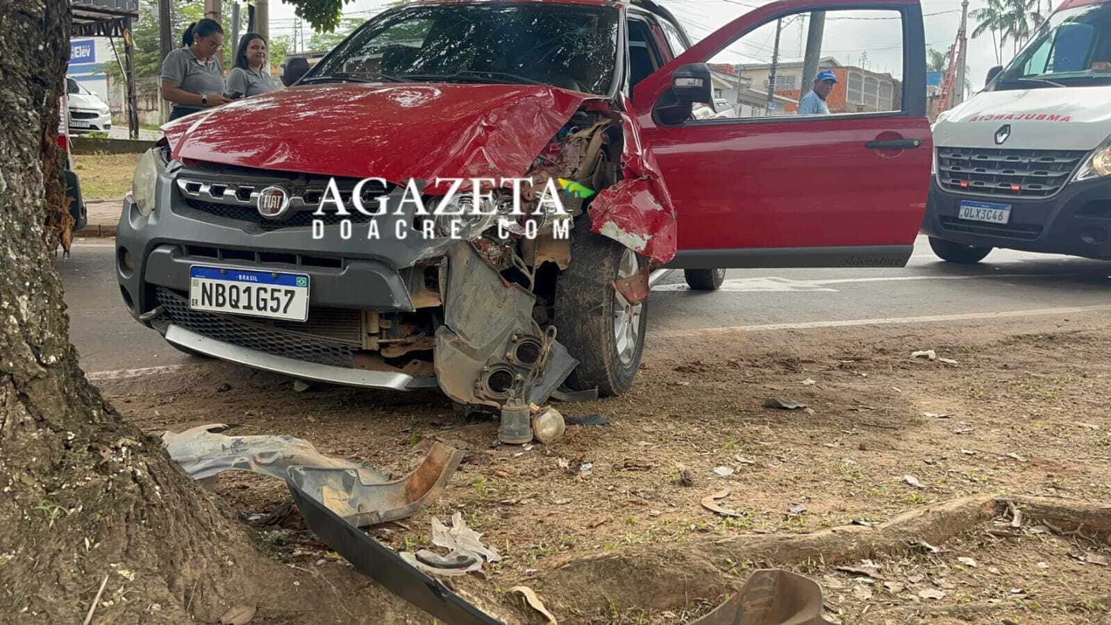 Acidente na Via Parque deixa dois feridos após motorista passar mal ao volante