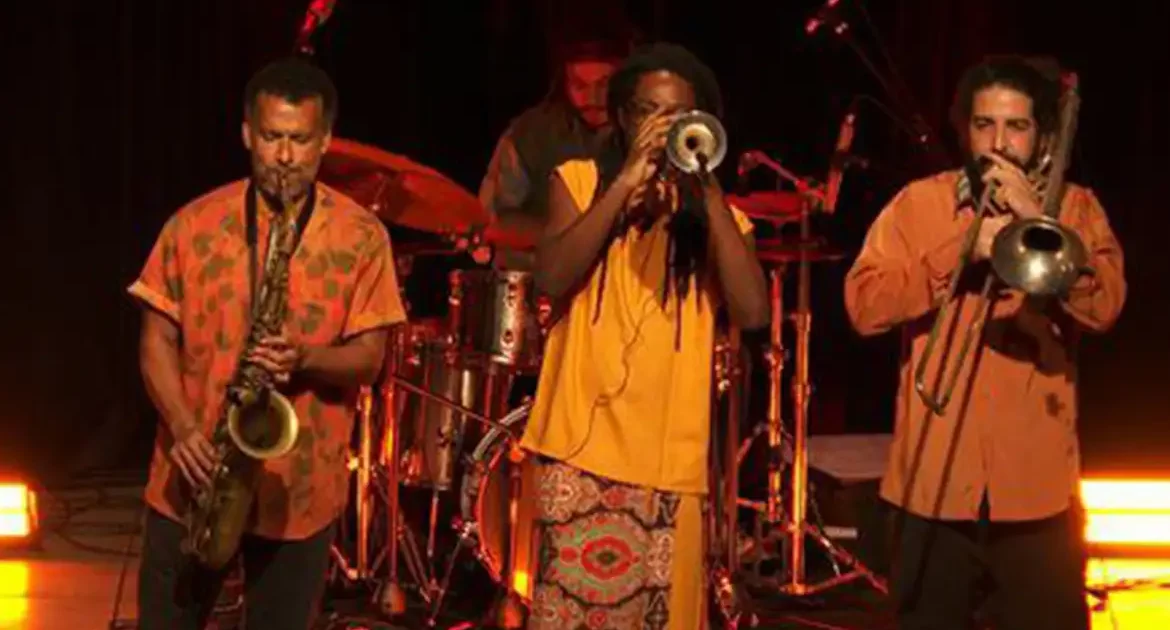 Cena Musical exibe show que celebra dez anos da banda Afrojazz