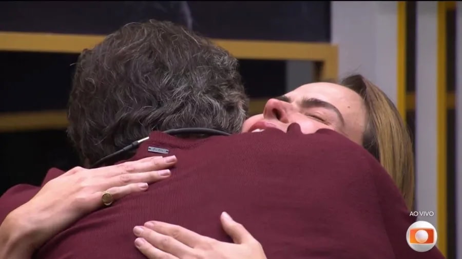 Tadeu Schmidt entra na casa do BBB 26 e abraça os finalistas