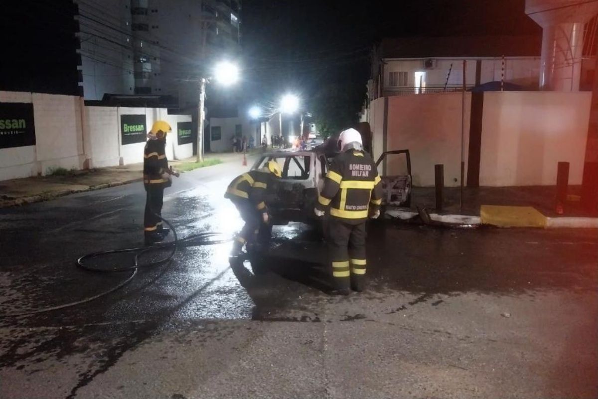 Carro pega fogo após colisão com ônibus em Cuiabá…