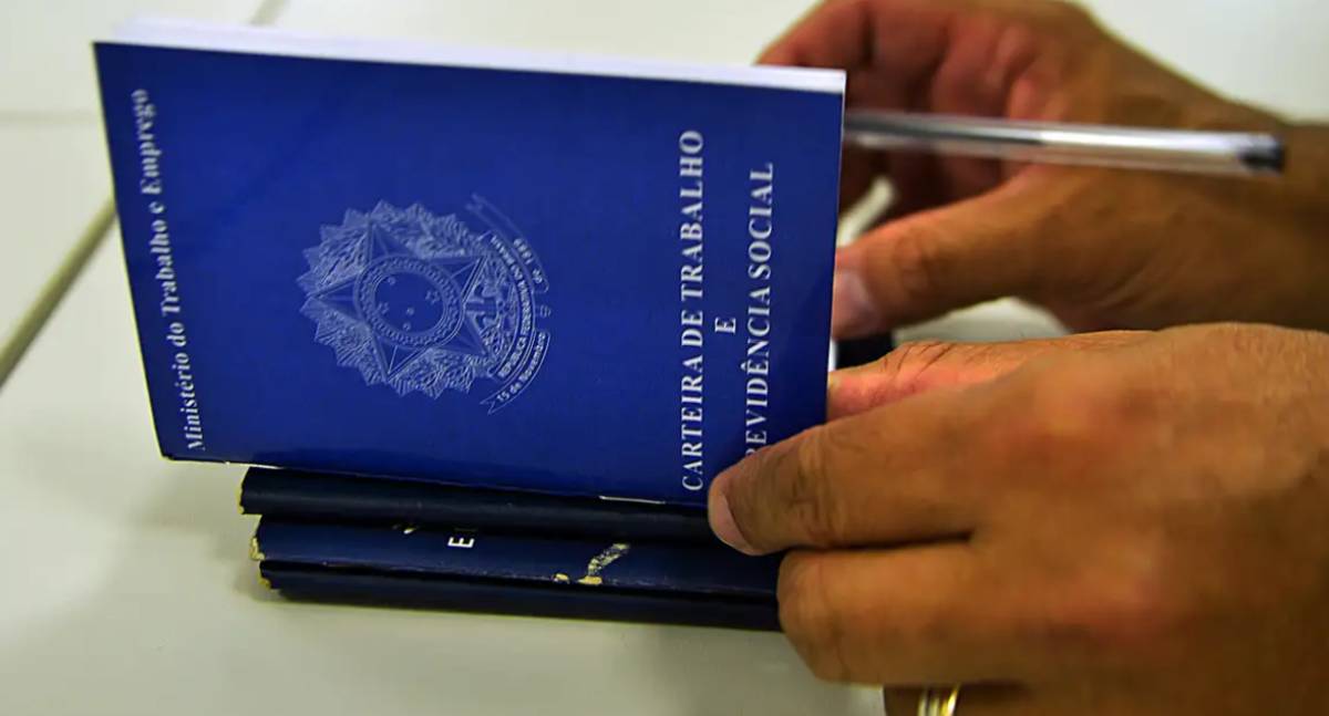Brasileiros priorizam carteira assinada em busca por novas vagas