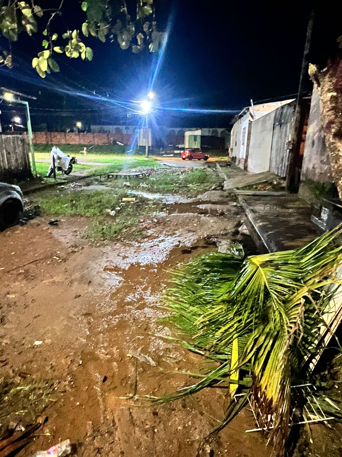 Cadeirante enfrenta dificuldades em rua sem condições