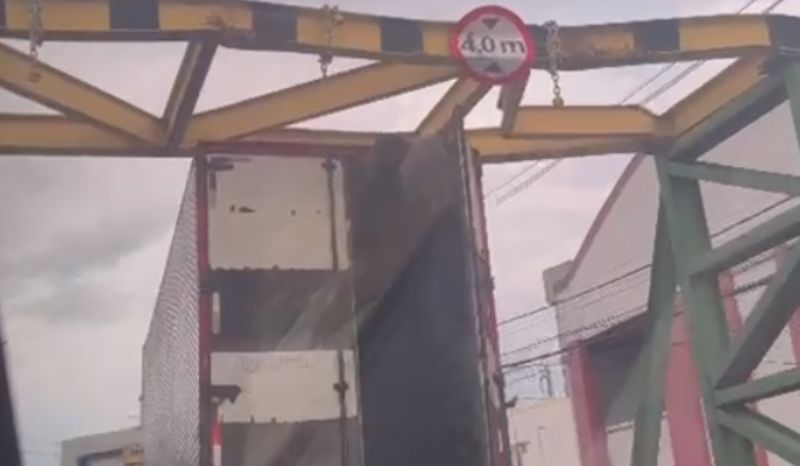 caminhão fica preso em limitador de altura de avenida em Manaus