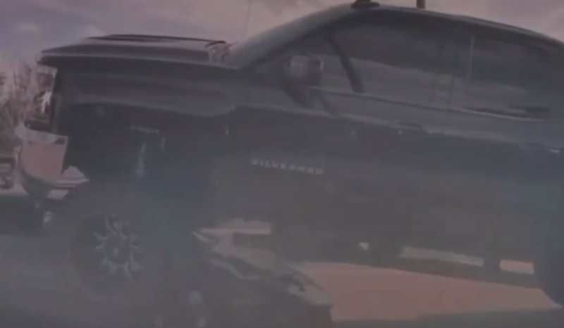 caminhonete ‘escala’ e esmaga Lamborghini de R$ 1,7 milhão