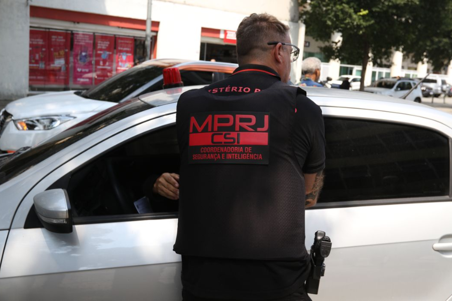 MP denuncia três policiais militares por desvio de armas e ligação com milícia no Rio