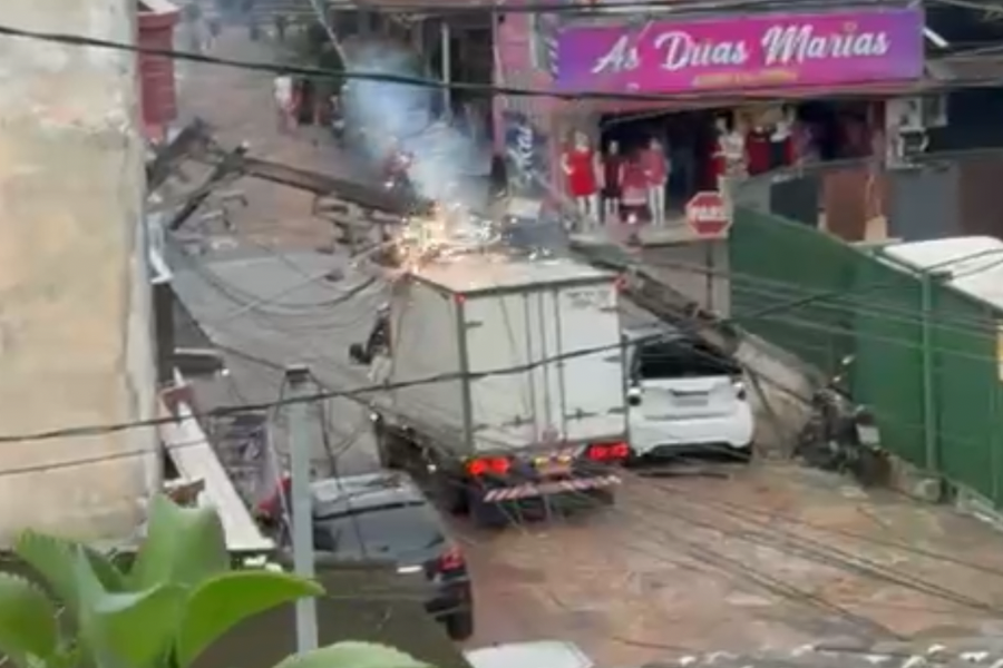 Poste cai sobre veículos e assusta moradores no bairro Castanheira, em Belém