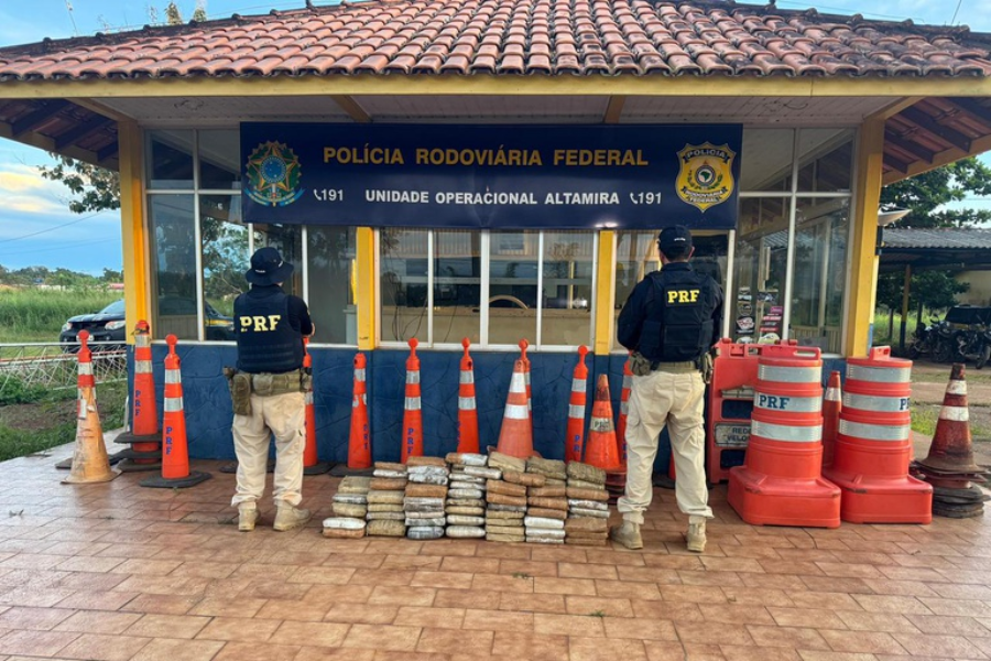 PRF apreende mais de 100 kg de maconha escondidos em caminhonete na BR-230, em Altamira