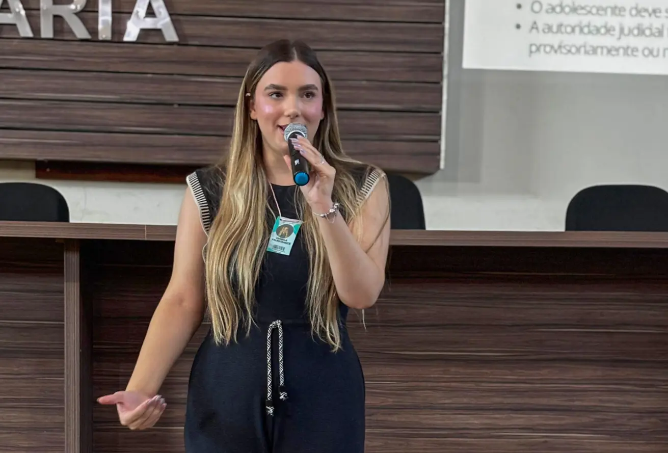 Filha de delegado usa Instagram para ajudar concurseiros em GO