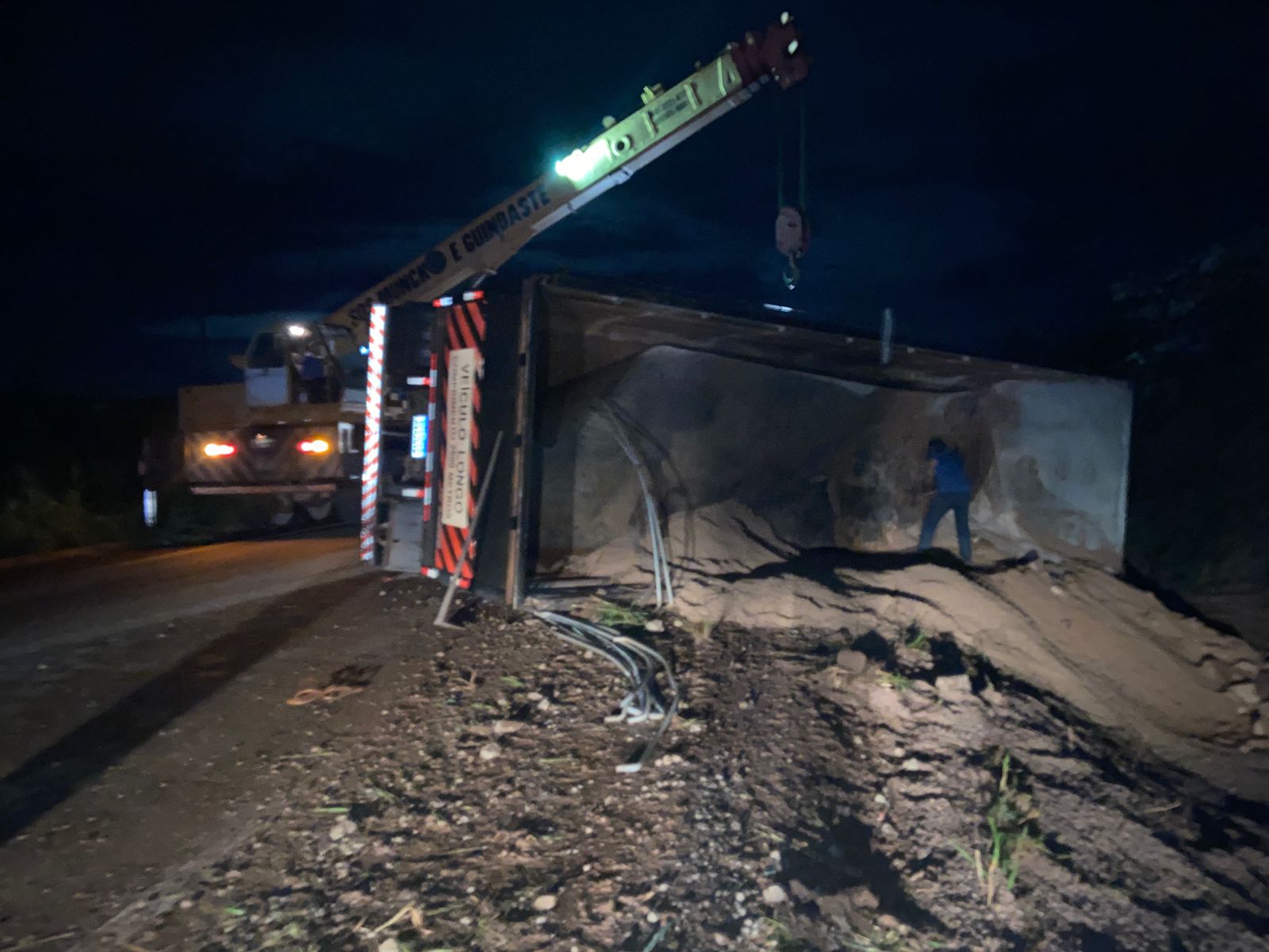 Carreta carregada com brita tomba na BR-364; saiba mais
