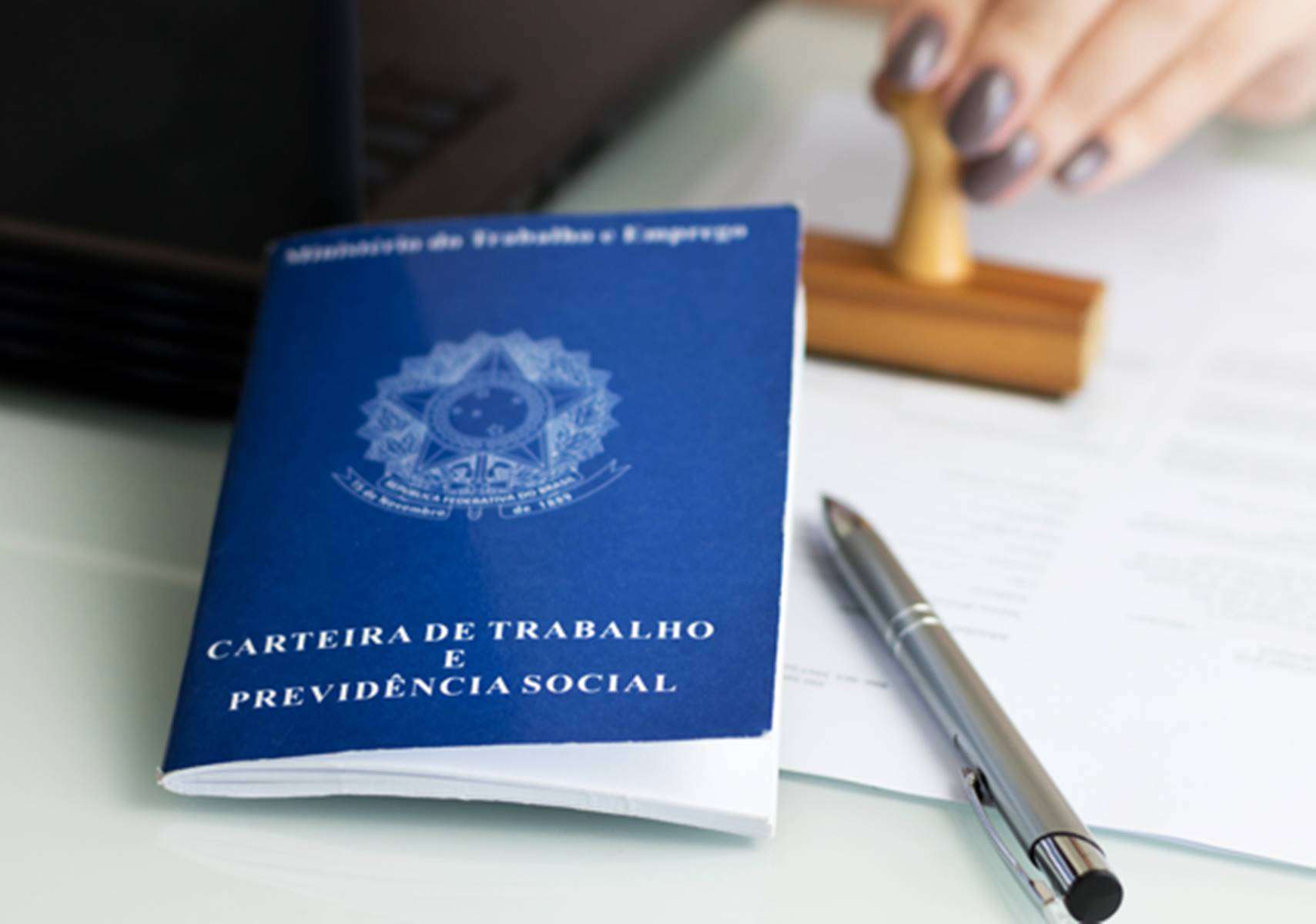 Emprego formal cresce em fevereiro, mas desacelera em relação a 2025
