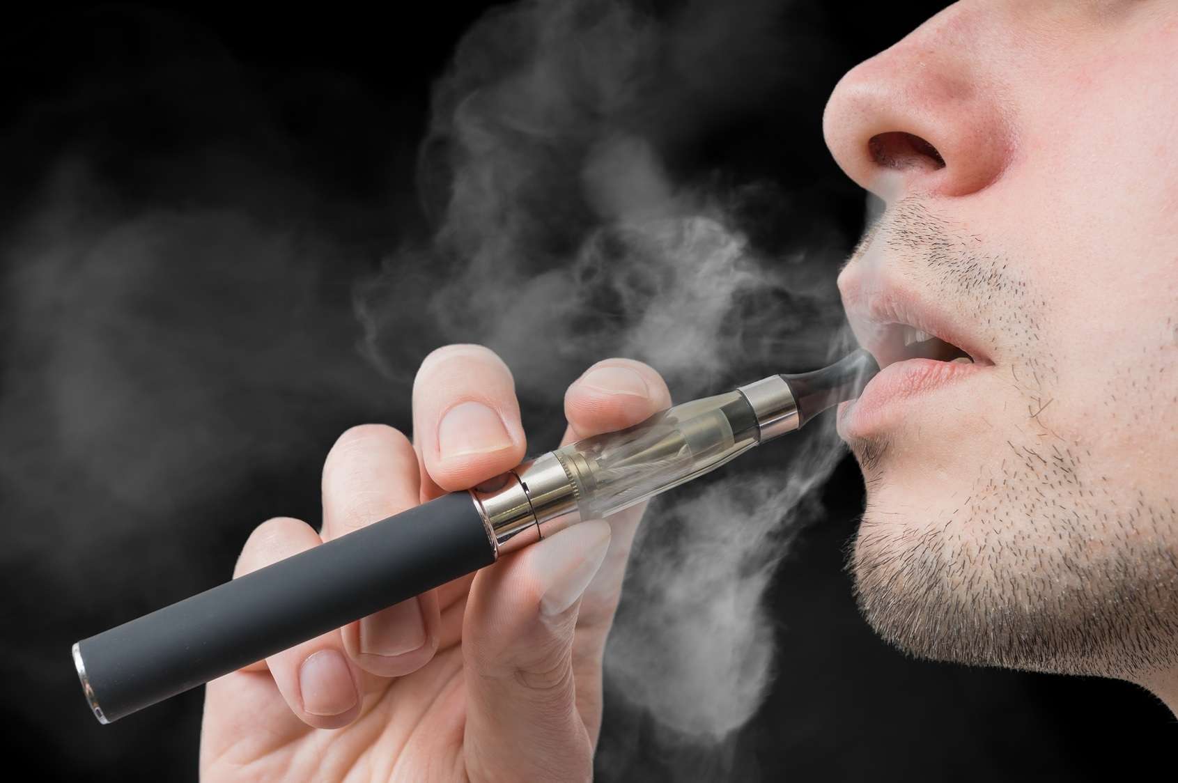 Reino Unido aprova lei inédita que proíbe venda de tabaco para geração nascida a partir de 2009