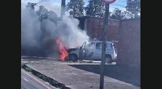 Carro pega fogo e é destruído pelas chamas no bairro Icuí, em Ananindeua