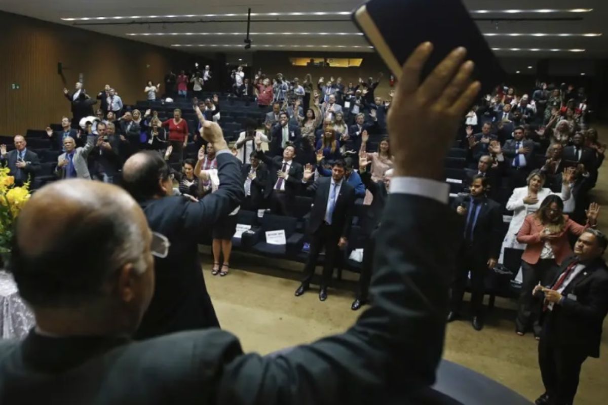 Bancada evangélica mais alinhada ao bolsonarismo ajuda Flávio…
