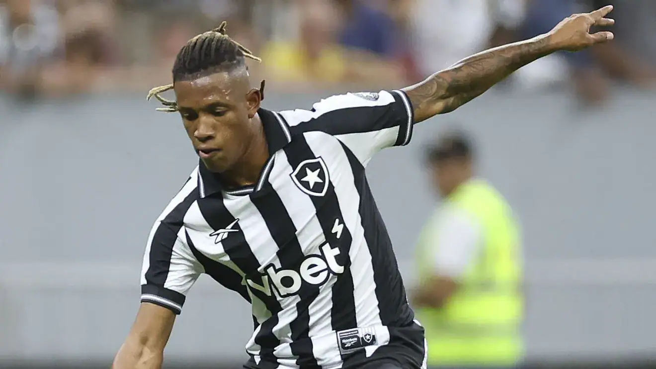 Botafogo cede empate ao Internacional em jogo com reviravoltas em Brasília