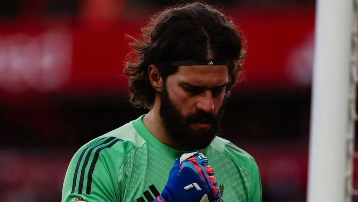 Alisson sofre nova lesão, pode desfalcar o Liverpool até o fim da temporada e coloca participação na Copa em risco