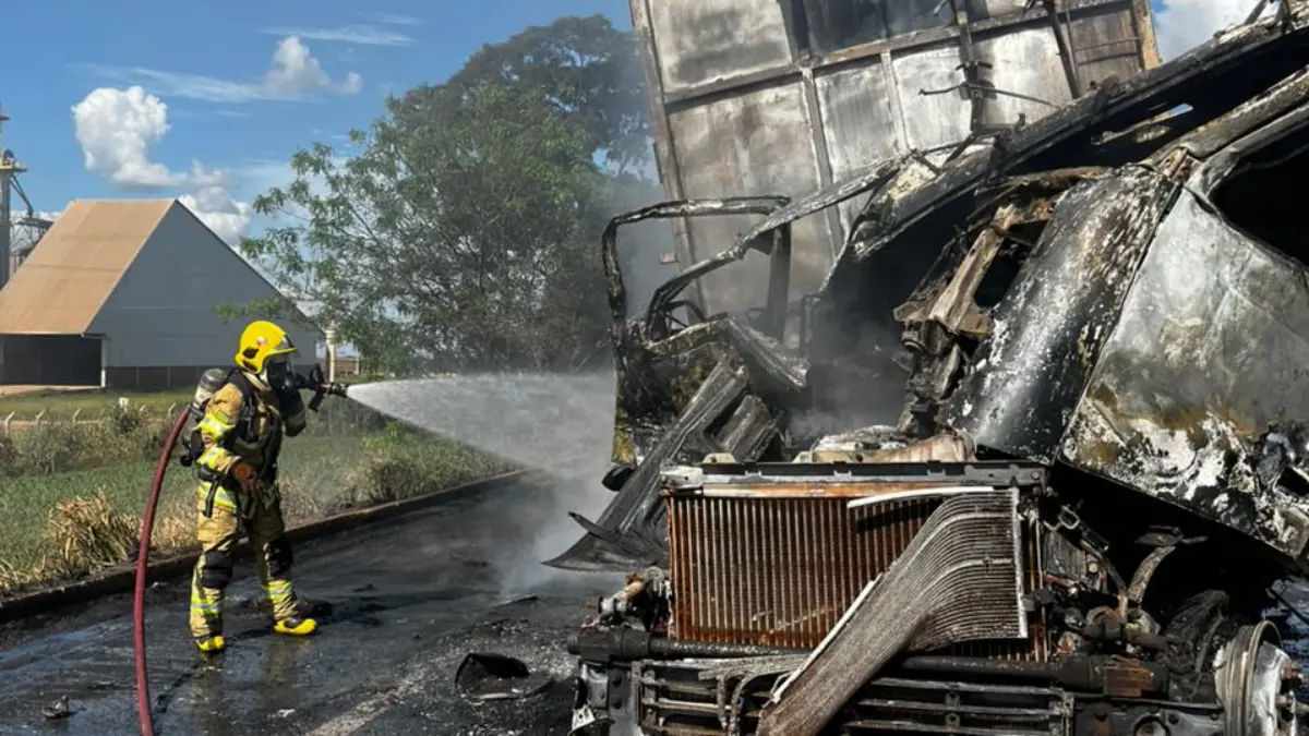 Carreta carregada com bagaço de cana é destruída durante incêndio em Rio Verde