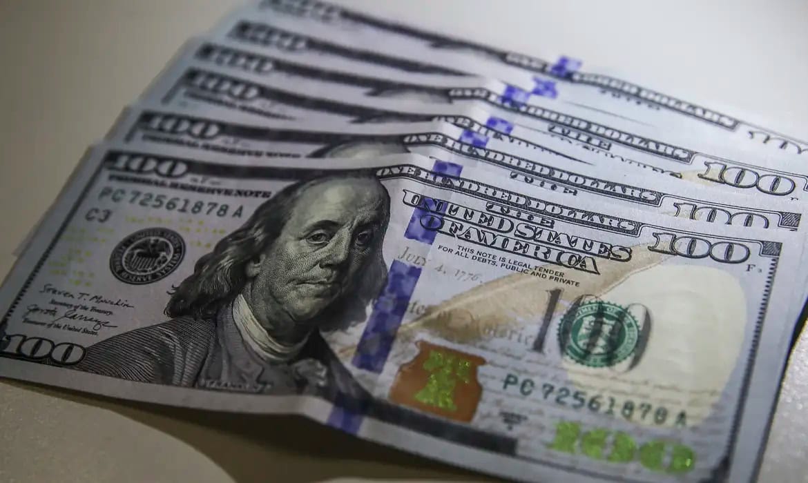 Dólar cai e fecha a R$ 4,97 em meio a incertezas sobre acordo entre EUA e Irã