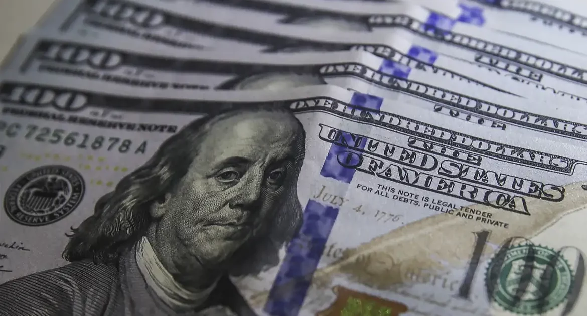 Dólar sobe a R$ 5 e bolsa cai 2% em dia de tensão global