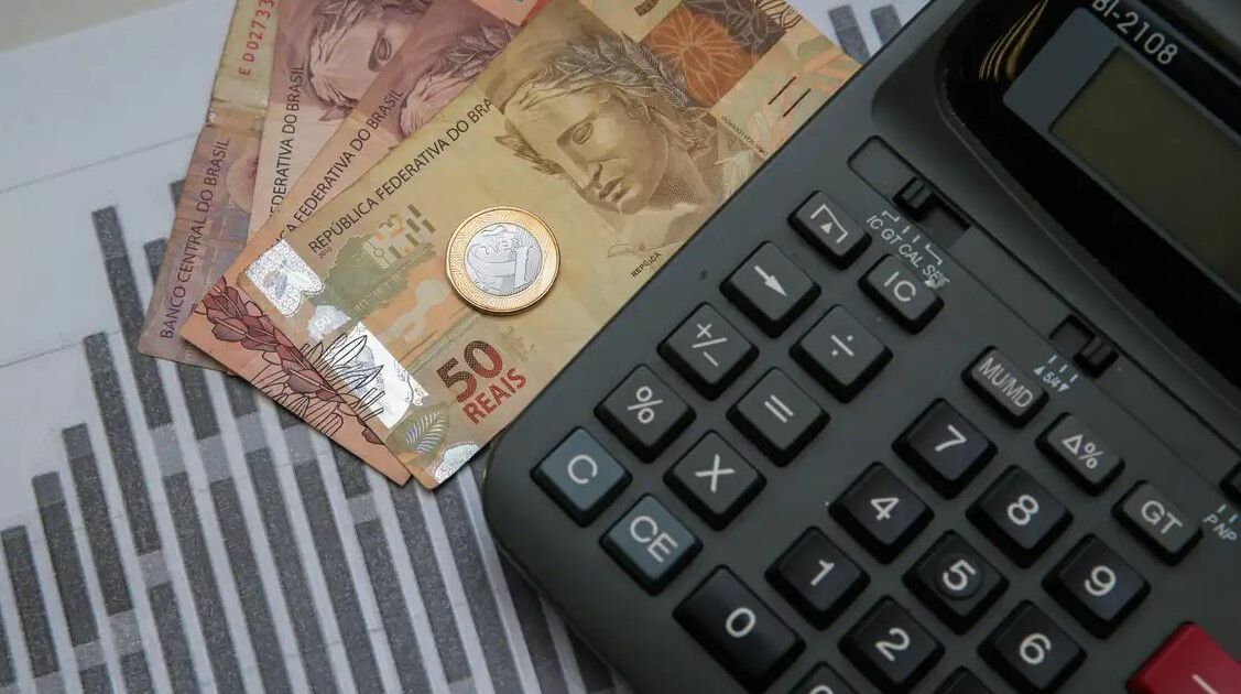 FMI corta previsão para economia global, mas eleva PIB do Brasil