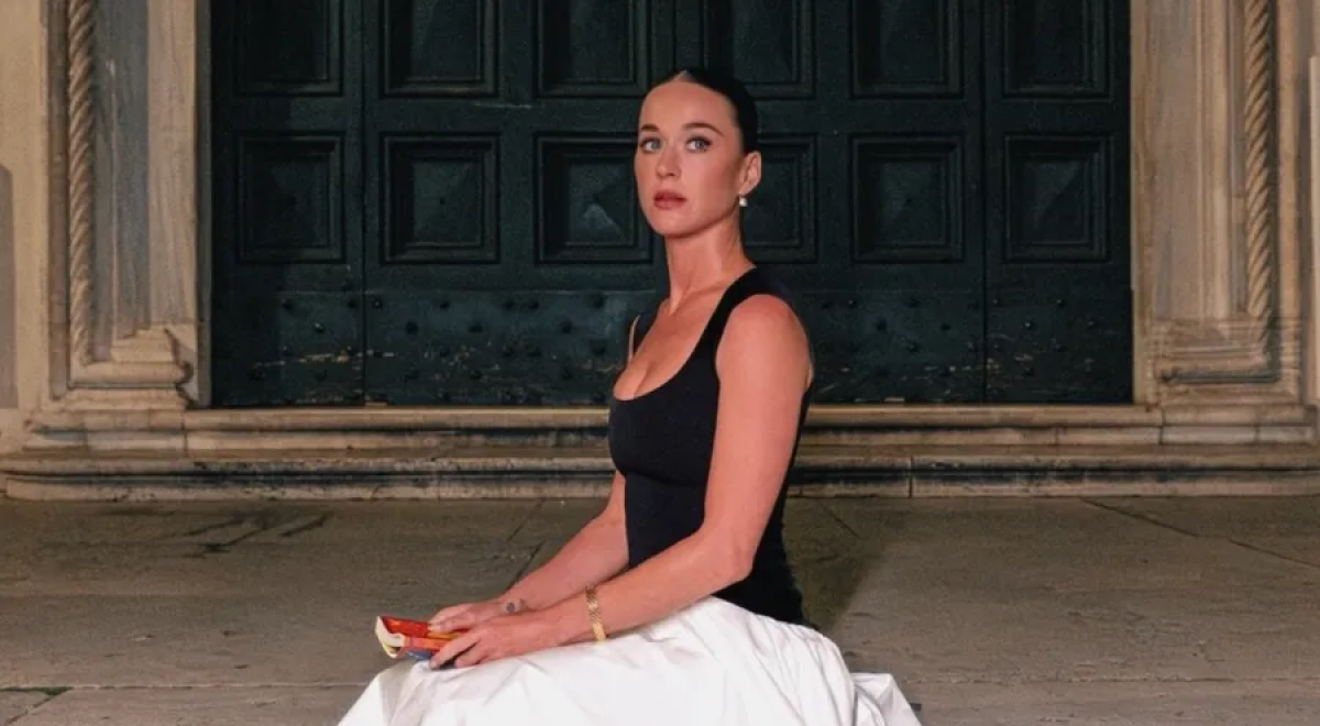 Katy Perry posa com exemplar de 'O Alquimista', de Paulo Coelho…