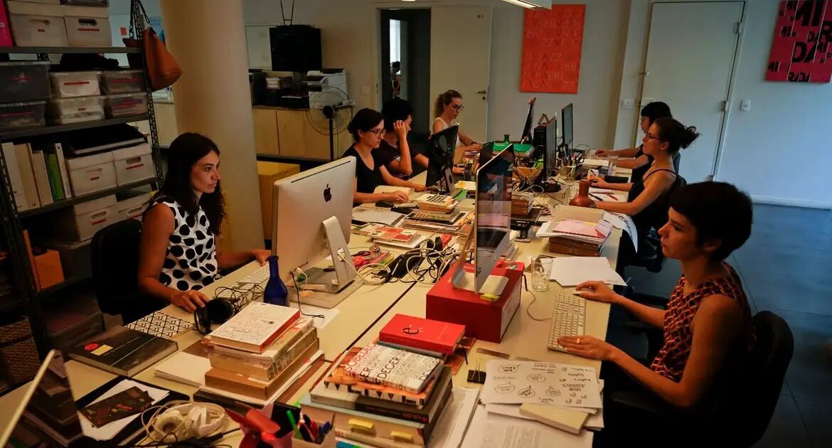 Emprego feminino aumenta 11%, mas desigualdade salarial persiste