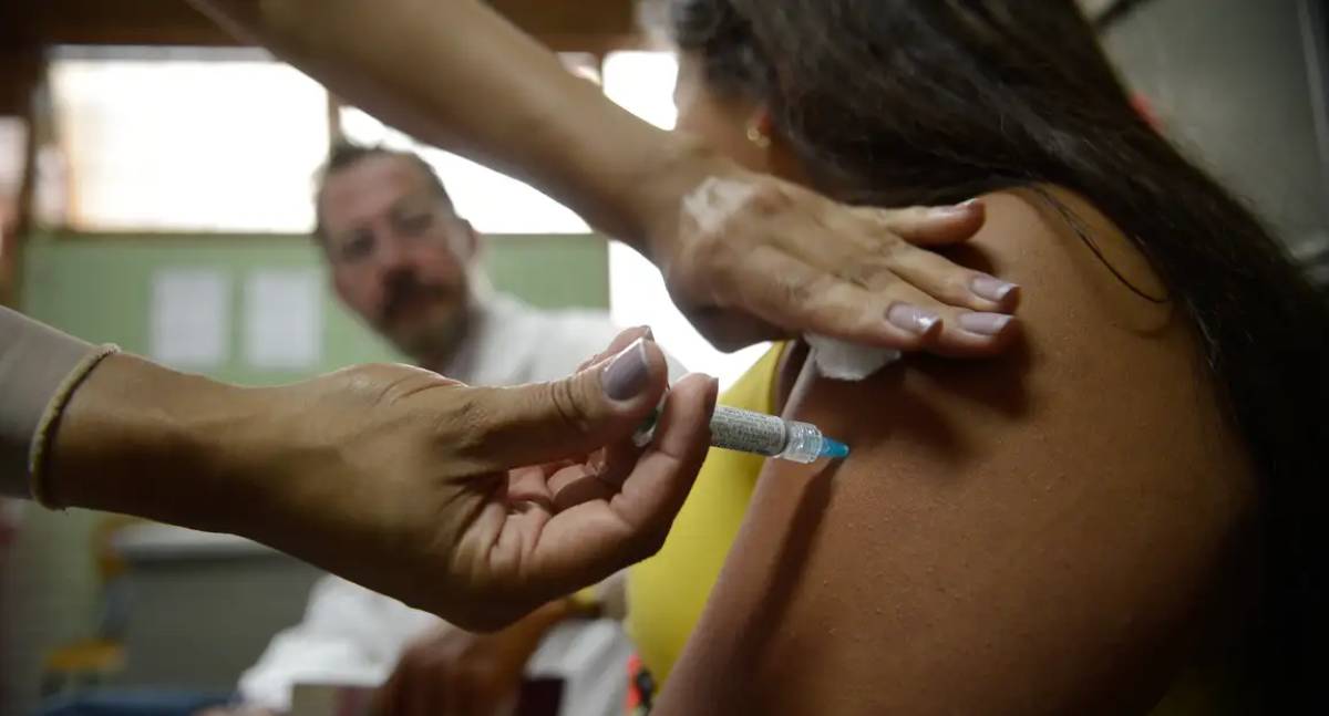 Empresas devem orientar funcionários sobre prevenção ao câncer e vacinação