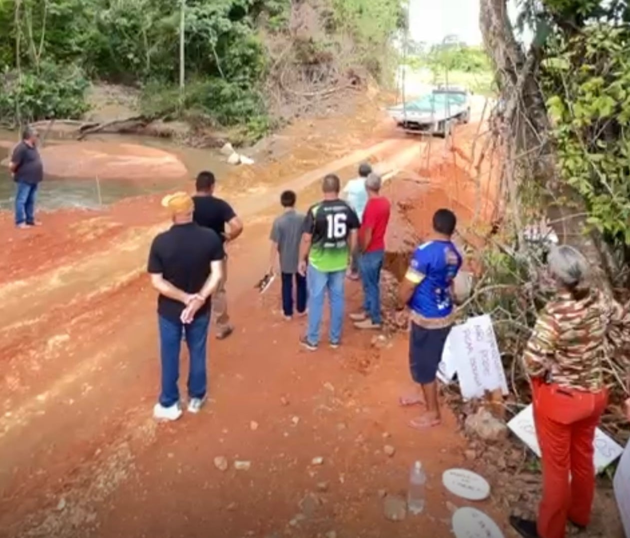 Tráfego na estrada de Tepequém está liberado, enquanto pontes de madeira se tornam um símbolo