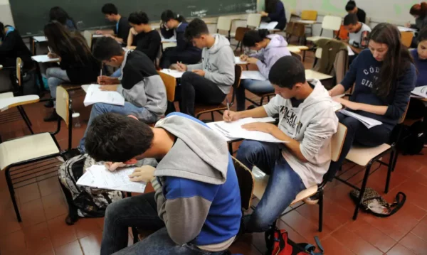 Senado: Comissão aprova projeto que define regras para atividades escolares em casa