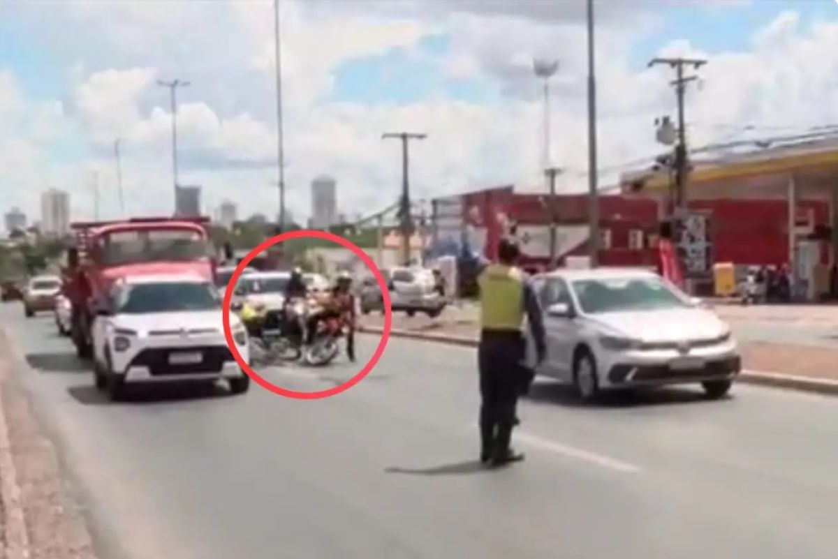 TV flagra motociclista atingindo ciclista em avenida de Cuiabá…