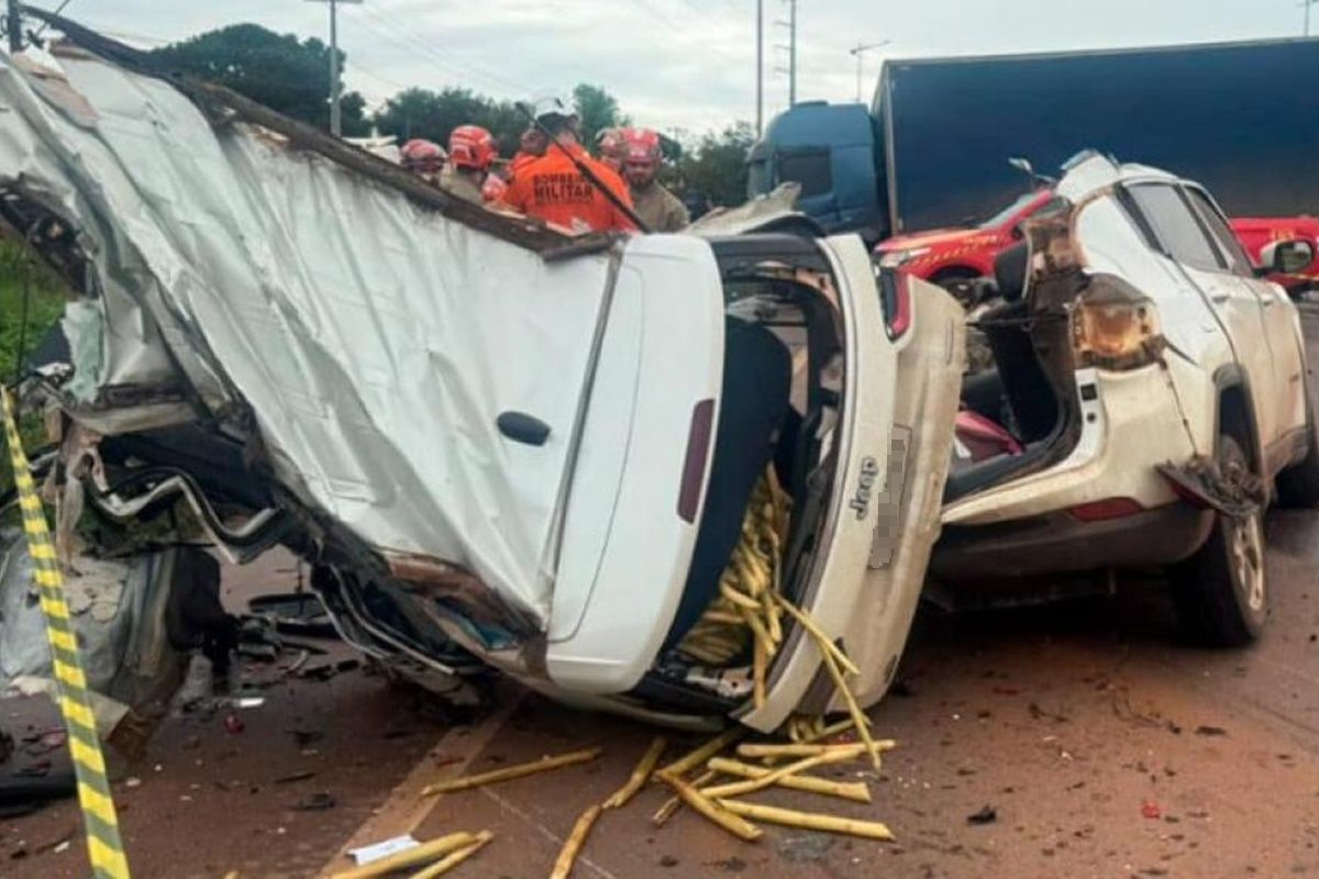 Casal morre em grave acidente entre Jeep e caminhão na BR-163…