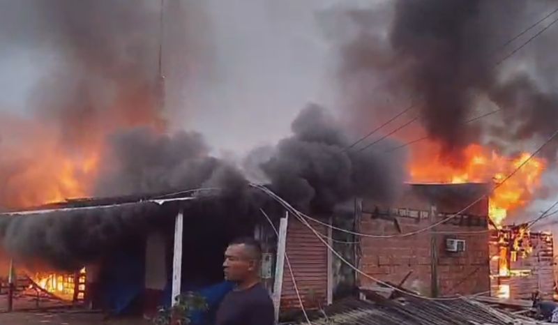 Famílias perdem tudo após incêndio destruir casa e mercadinho no AM