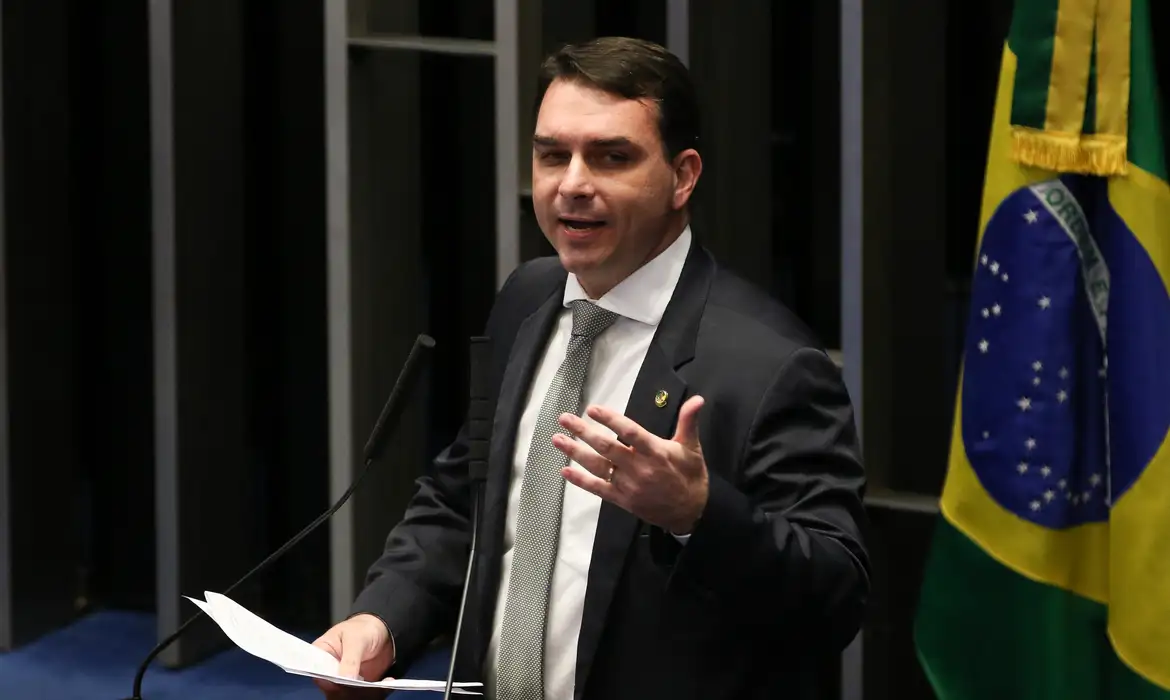 Flávio Bolsonaro move ação para identificar perfis que o criticam na rede social X