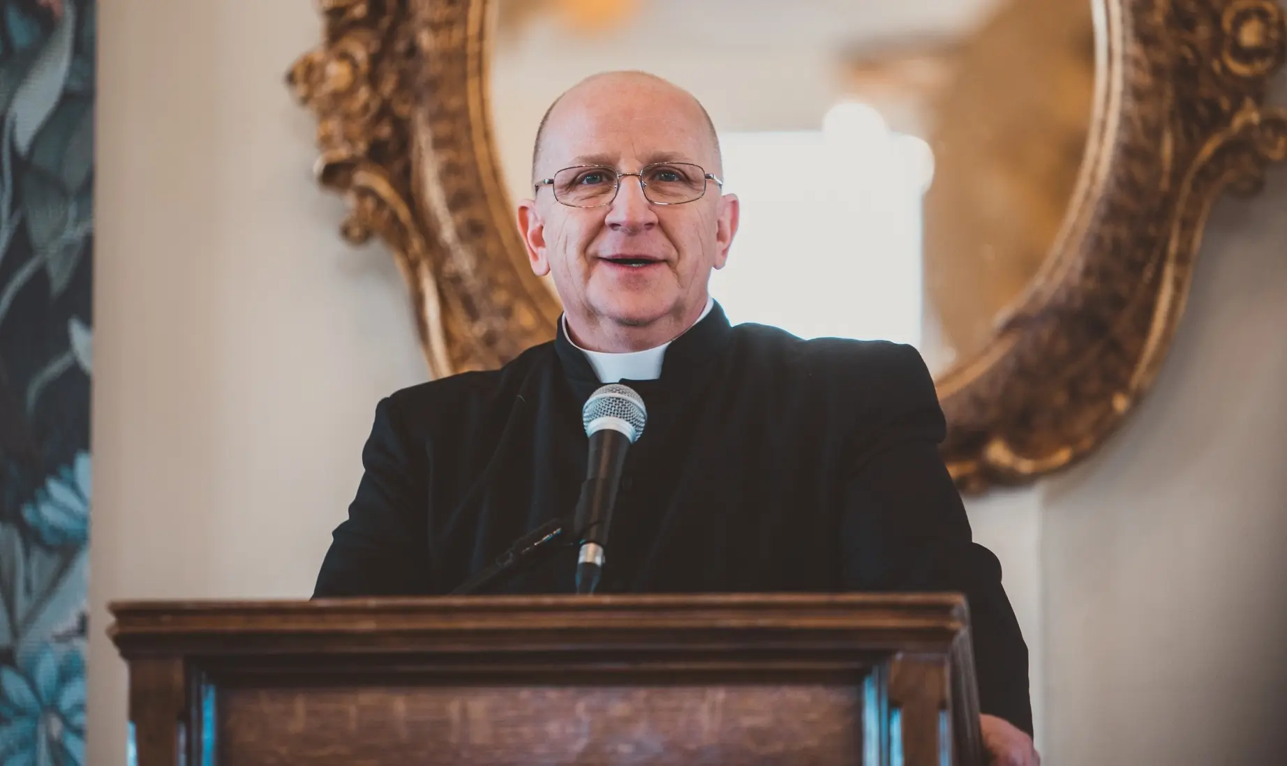 Padre exorcista faz alerta sobre aliens, demônios e a humanidade